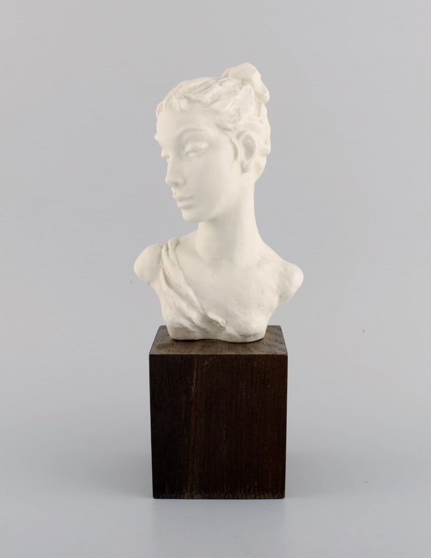 Rosenthal, Germany. Female bust in bisquit. Mid-20th century. (1 of 7)