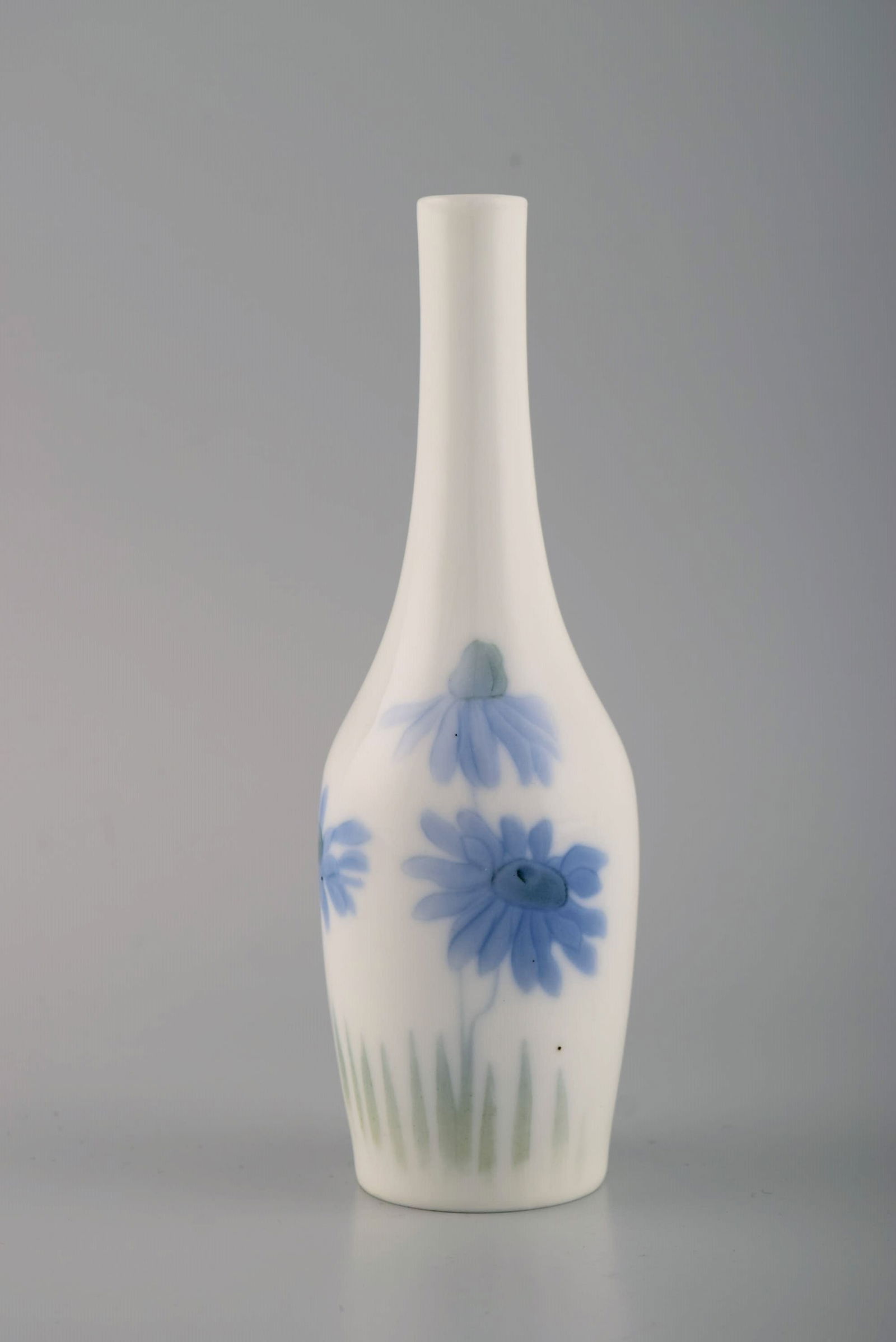 Antique Royal Copenhagen art nouveau vase in porcelain with hand-painted dandelions. Late 19th: Title: Antique Royal Copenhagen art nouveau vase in porcelain with hand-painted dandelions. Late 19th century. Description: Antique Royal Copenhagen art nouveau vase in porcelain with hand-painted