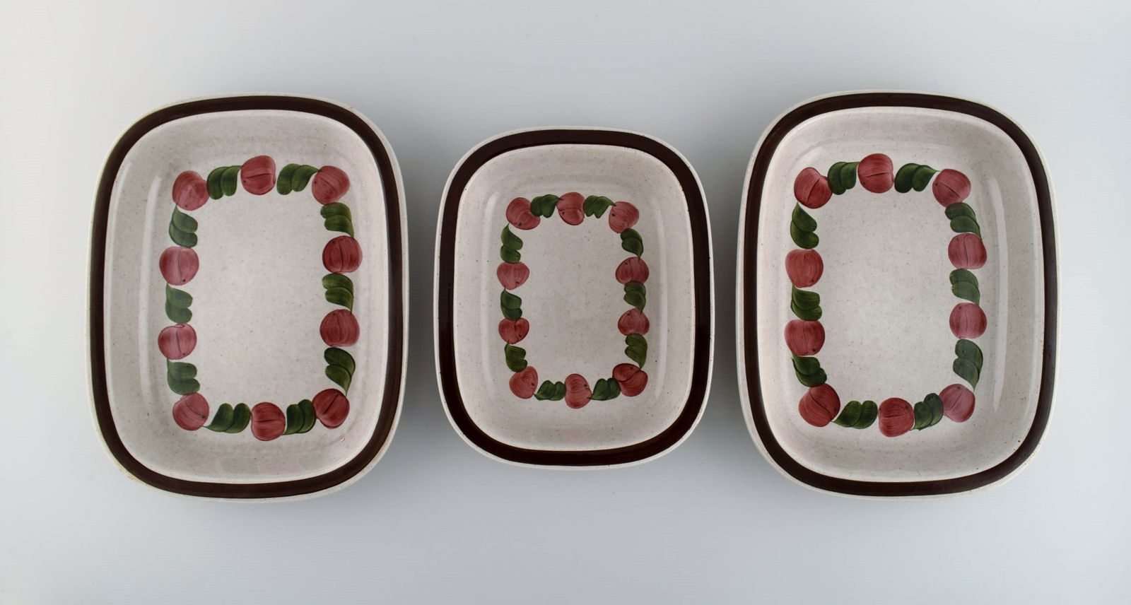 Jackie Lynd for Rörstrand. Three Birgitta serving dishes in hand-painted glazed stoneware.: Title: Jackie Lynd for Rörstrand. Three Birgitta serving dishes in hand-painted glazed stoneware. 1970s. Description: Jackie Lynd for Rörstrand. Three Birgitta serving dishes in