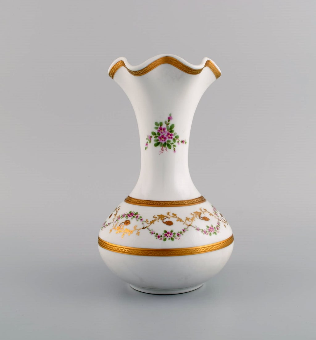 Limoges vase in hand-painted porcelain with floral and gold decoration. 1920's. (1 of 5)