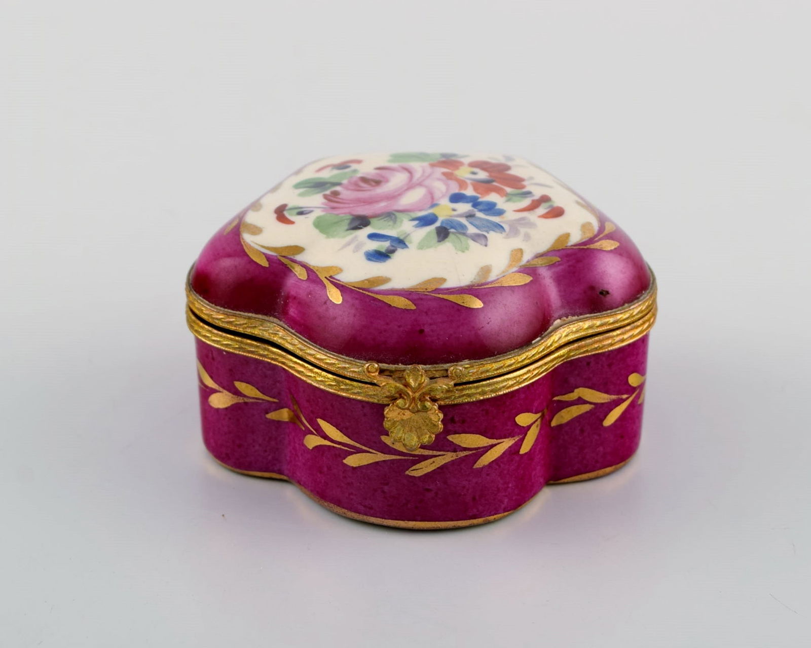 Antique lidded box in hand-painted porcelain with flowers and gold decoration on a purple (1 of 6)