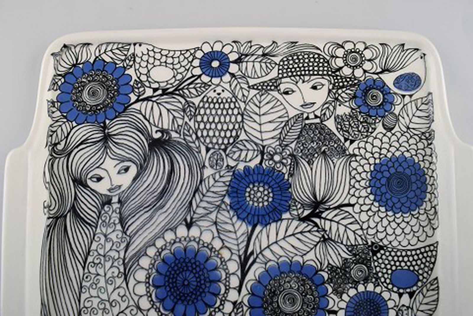 Esteri Tomula (1920-1998), Finland. Pastoraali tray in porcelain decorated with women and flowers. - 3