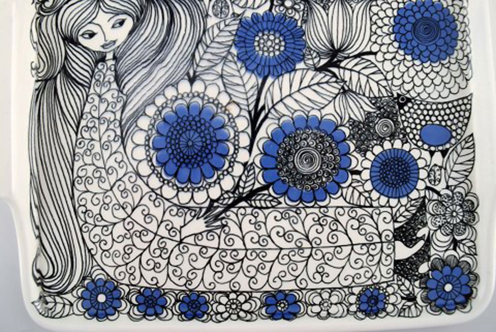 Esteri Tomula (1920-1998), Finland. Pastoraali tray in porcelain decorated with women and flowers. - 4