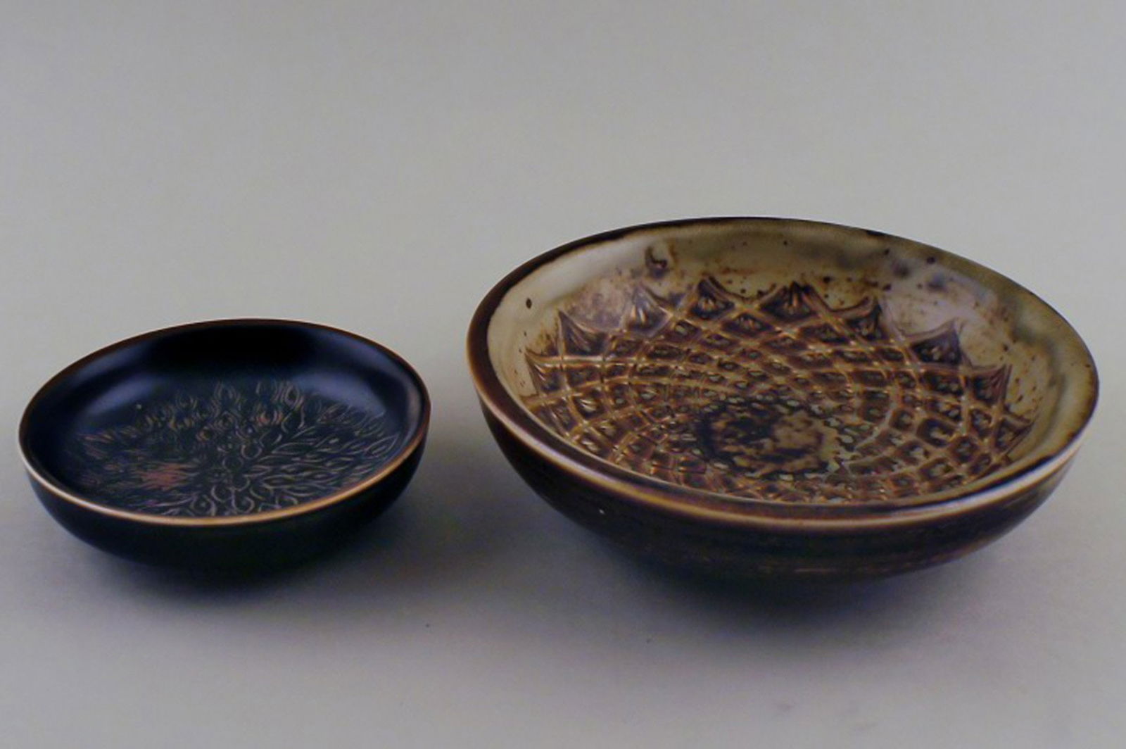 2 Royal Copenhagen dishes in ceramics by Gerd Bøgelund.: Title: 2 Royal Copenhagen dishes in ceramics by Gerd Bøgelund. Description: 2 Royal Copenhagen dishes in ceramics by Gerd Bøgelund. In good condition. Factory first. Diameter: 12 cm and