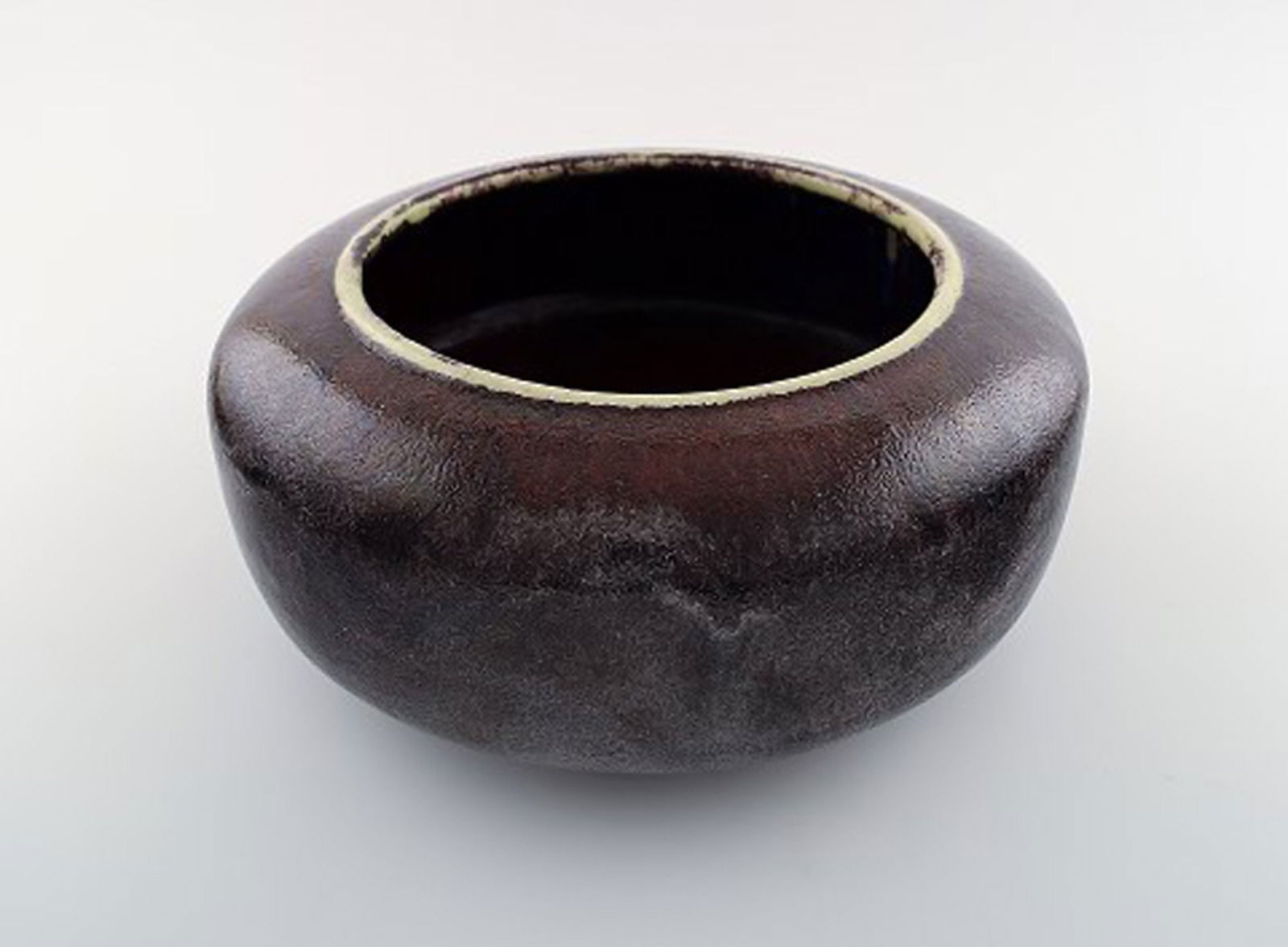 Royal Copenhagen unique large ceramic bowl, 1924. Beautiful bowl in oxblood glaze. - 3