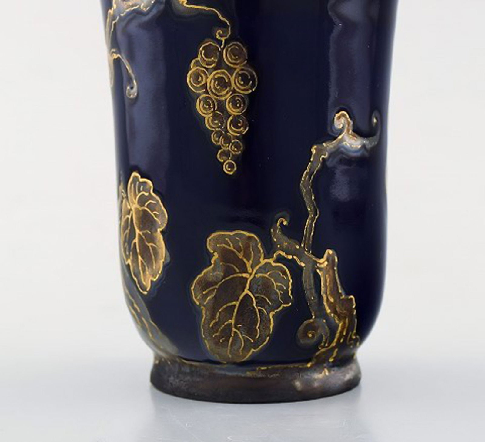 Karl Lindström and Nils Emil Lundström for Rörstrand. Lidded porcelain jar decorated - 5