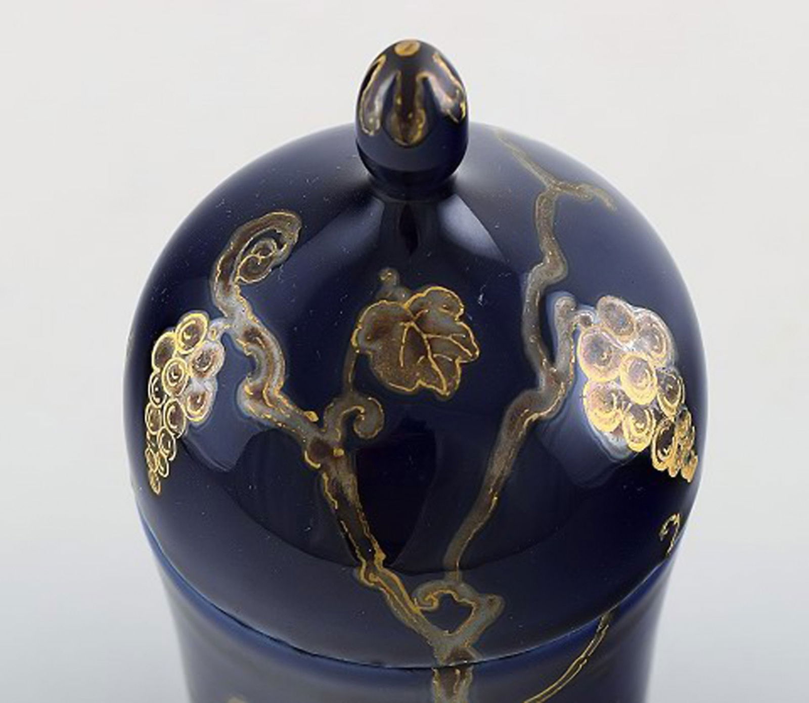 Karl Lindström and Nils Emil Lundström for Rörstrand. Lidded porcelain jar decorated - 6