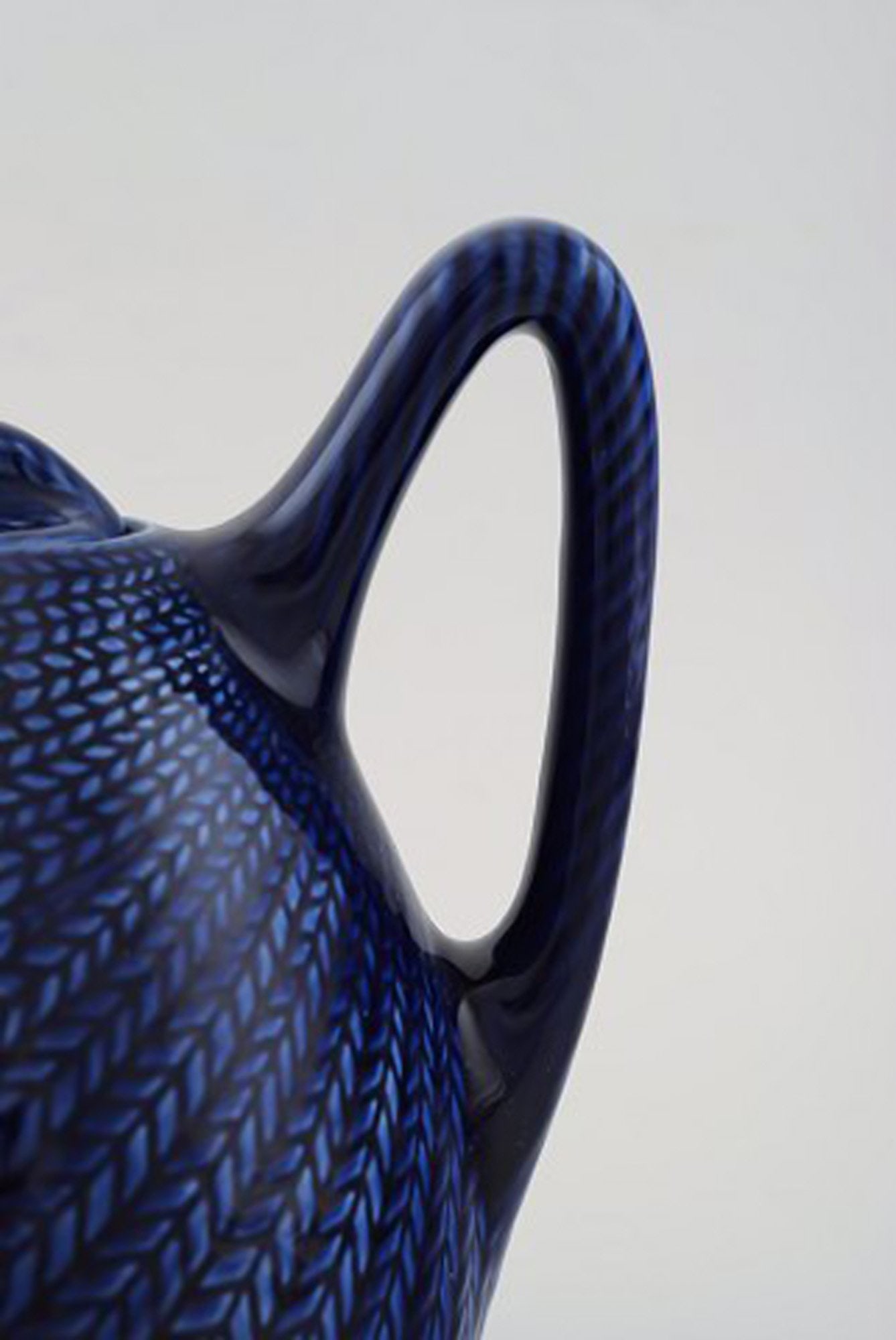 Hertha Bengtson for Rörstrand. "Blå eld" porcelain teapot. Beautiful deep blue glaze. - 4