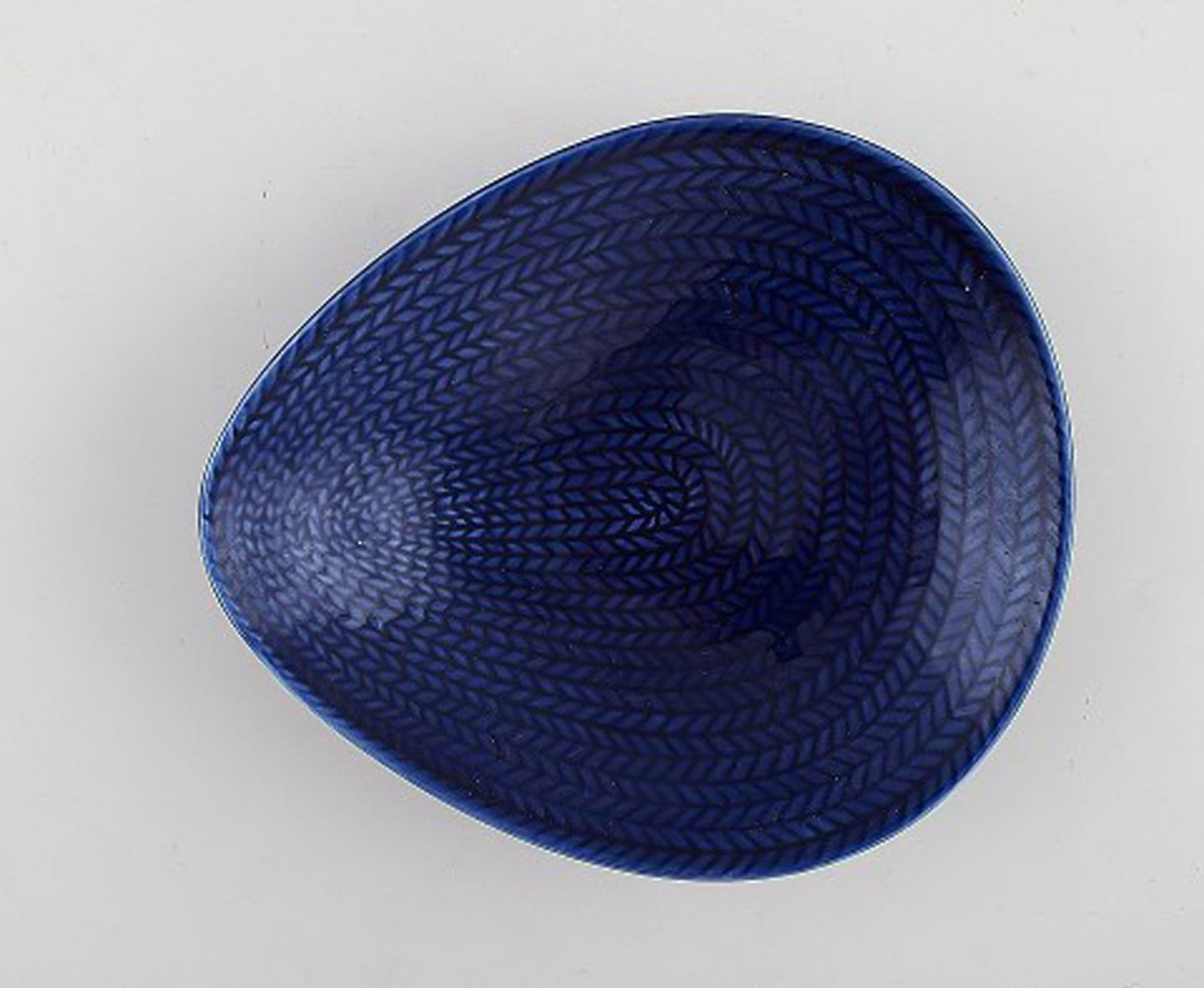 Hertha Bengtson for Rörstrand. "Blå eld" bowl in porcelain. Beautiful deep blue glaze. - 2