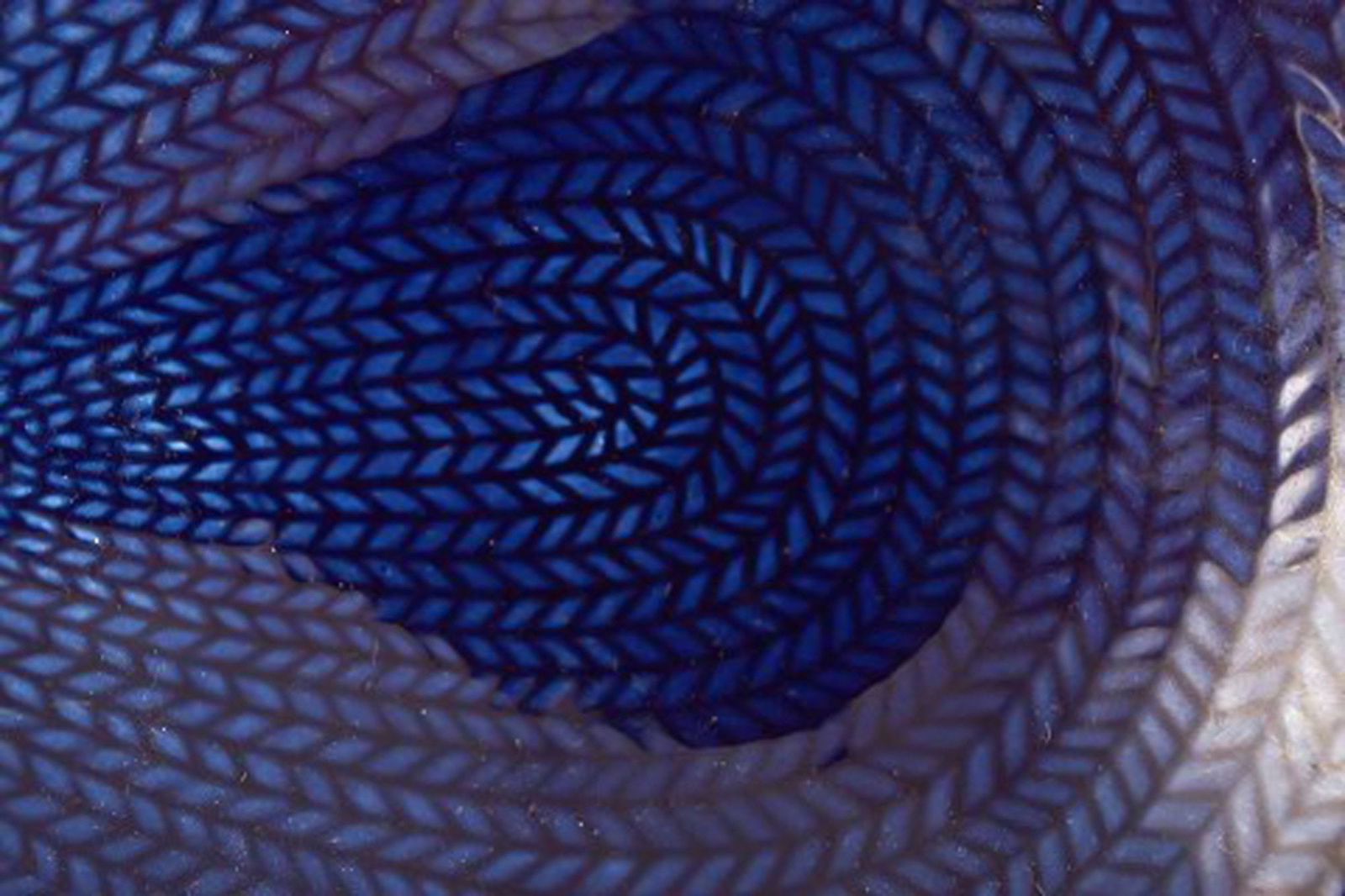 Hertha Bengtson for Rörstrand. "Blå eld" bowl in porcelain. Beautiful deep blue glaze. - 3