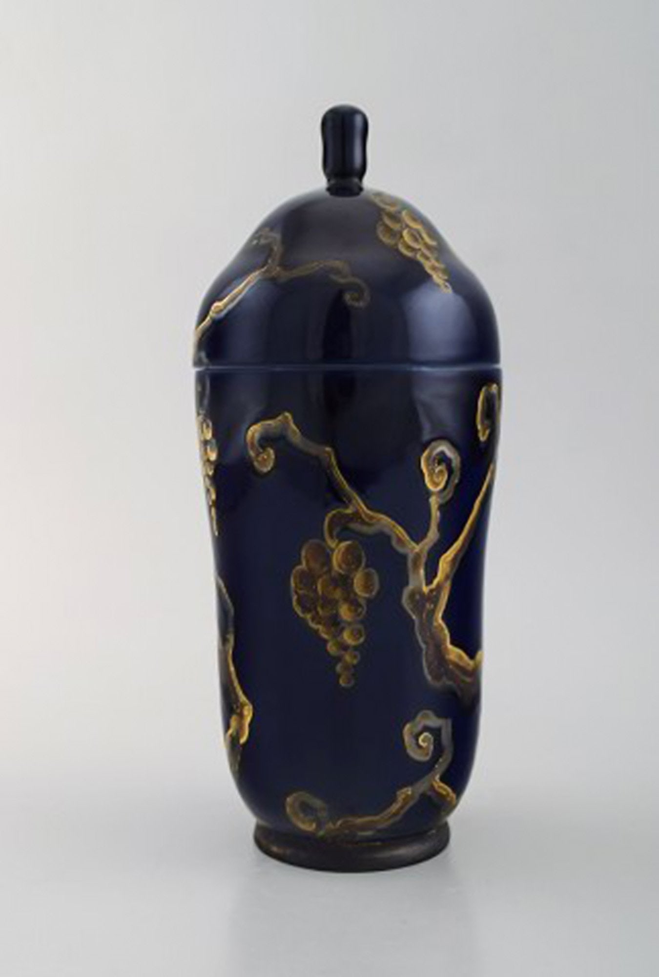 Karl Lindström and Nils Emil Lundström for Rörstrand. Lidded porcelain jar decorated - 3