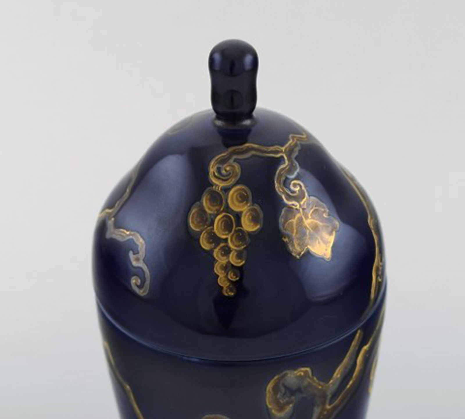 Karl Lindström and Nils Emil Lundström for Rörstrand. Lidded porcelain jar decorated - 4
