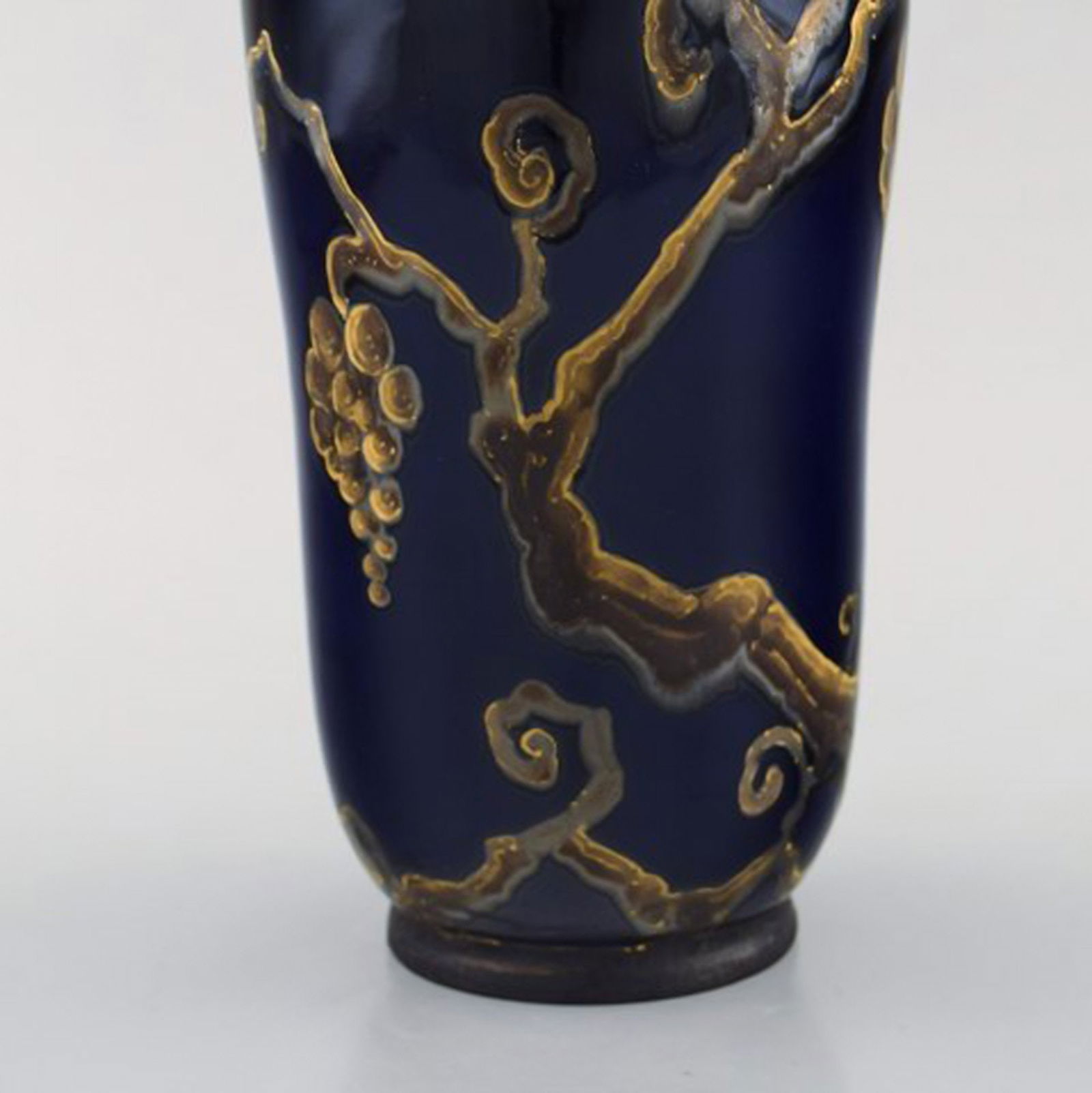 Karl Lindström and Nils Emil Lundström for Rörstrand. Lidded porcelain jar decorated - 5