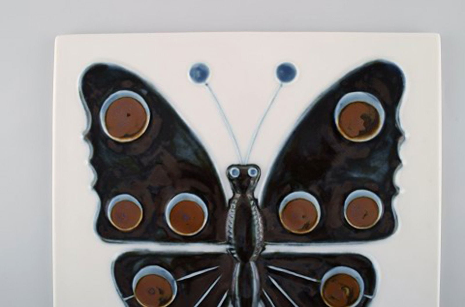 Bertil Lundgren for Rörstrand. "Gallery 2" wall plaque in glazed porcelain with butterfly. - 2