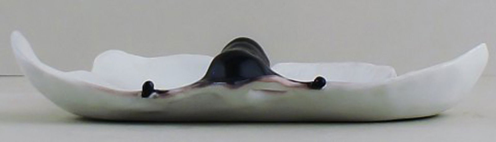 A pair of Art nouveau Rorstrand dishes with an insect. - 4