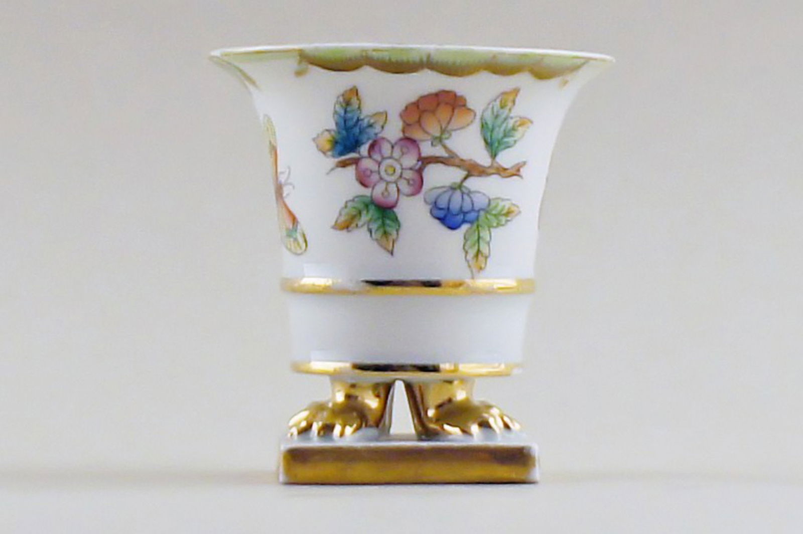 Herend, small center piece of porcelain. (1 of 3)