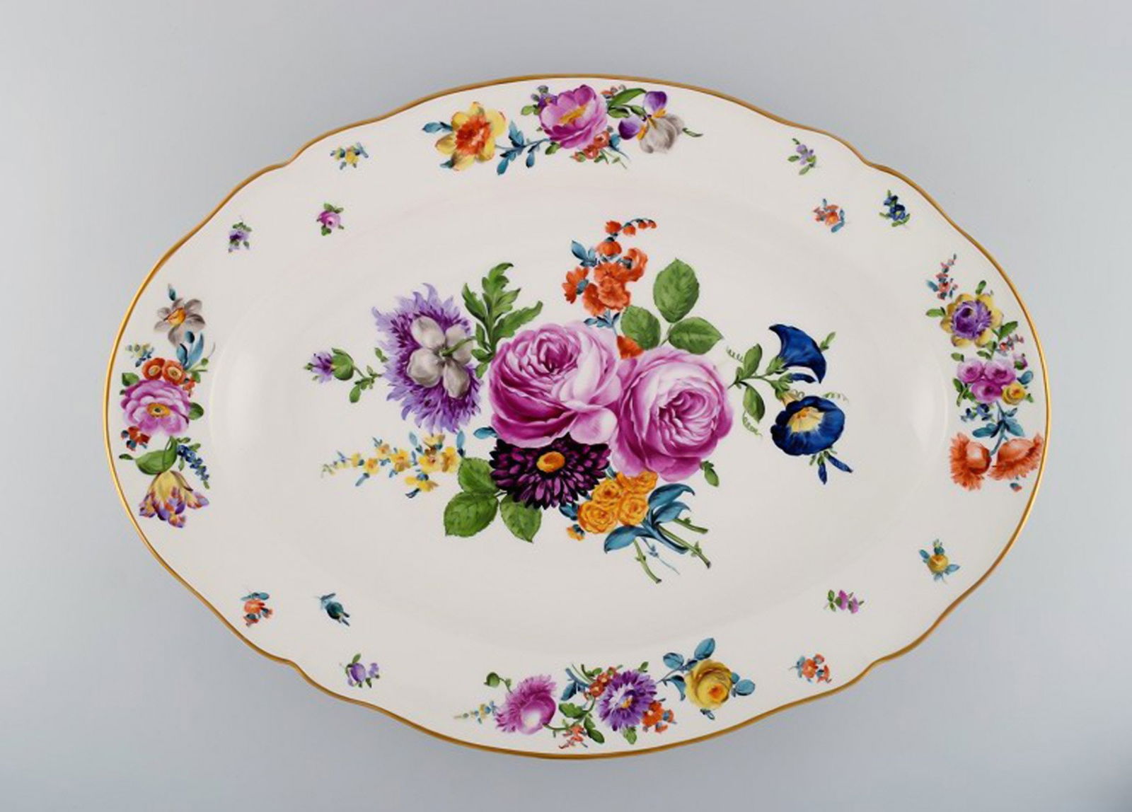 KPM, Berlin. Large antique dish in hand-painted porcelain with floral motifs and gold edge. 19th (1 of 5)