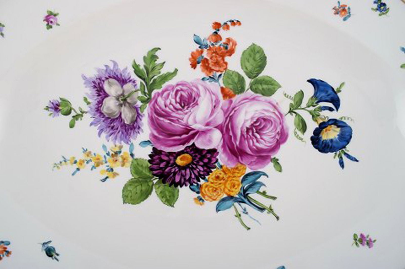 KPM, Berlin. Large antique dish in hand-painted porcelain with floral motifs and gold edge. 19th - 3