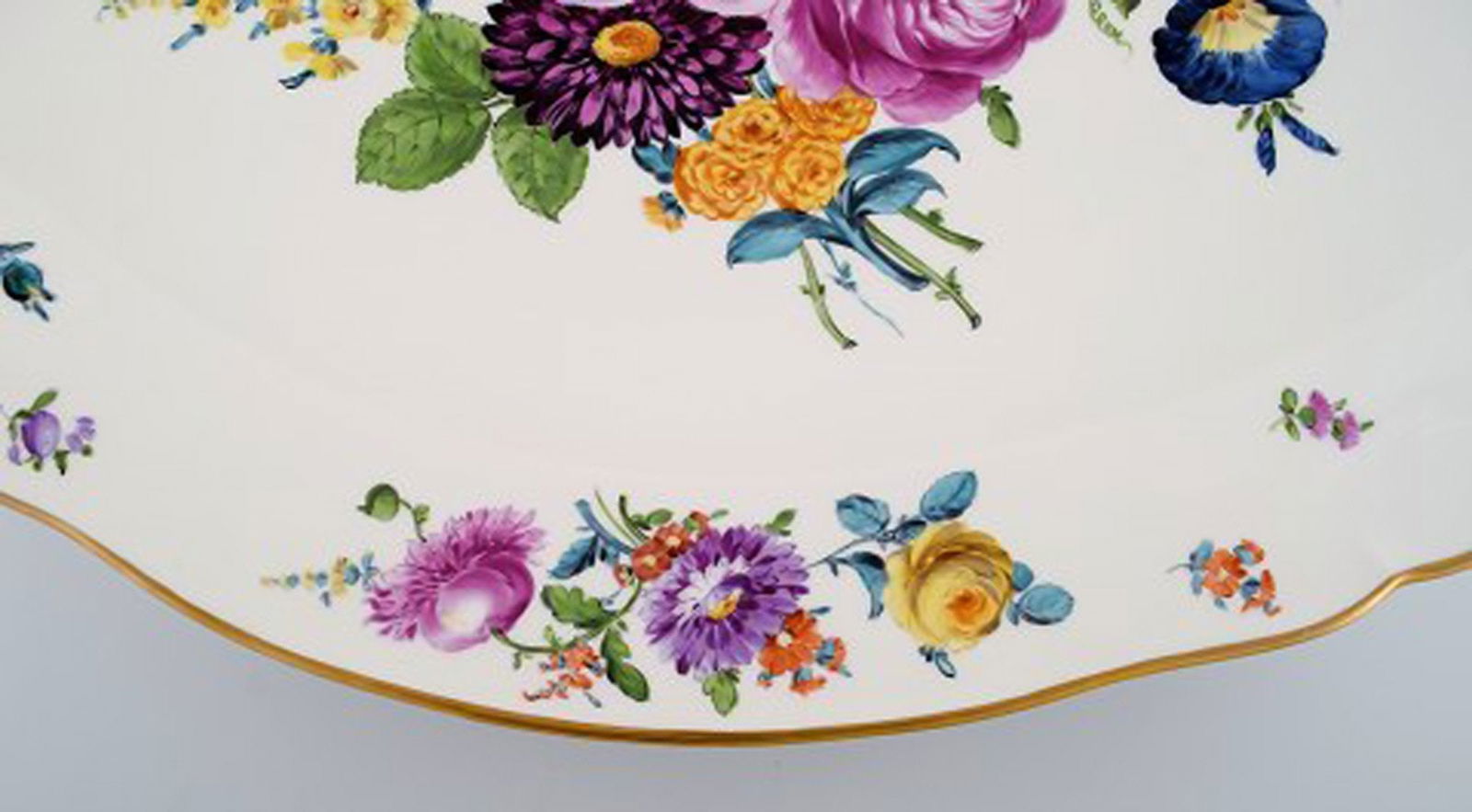 KPM, Berlin. Large antique dish in hand-painted porcelain with floral motifs and gold edge. 19th - 4