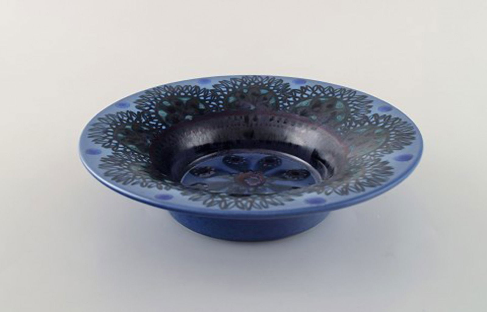 Friedl Holzer Kjellberg for Arabia. Bowl in glazed ceramics. Flowers and beautiful glaze in blue - 2