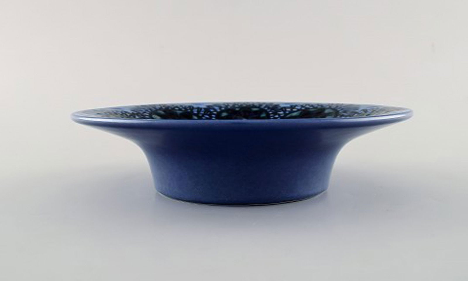 Friedl Holzer Kjellberg for Arabia. Bowl in glazed ceramics. Flowers and beautiful glaze in blue - 3