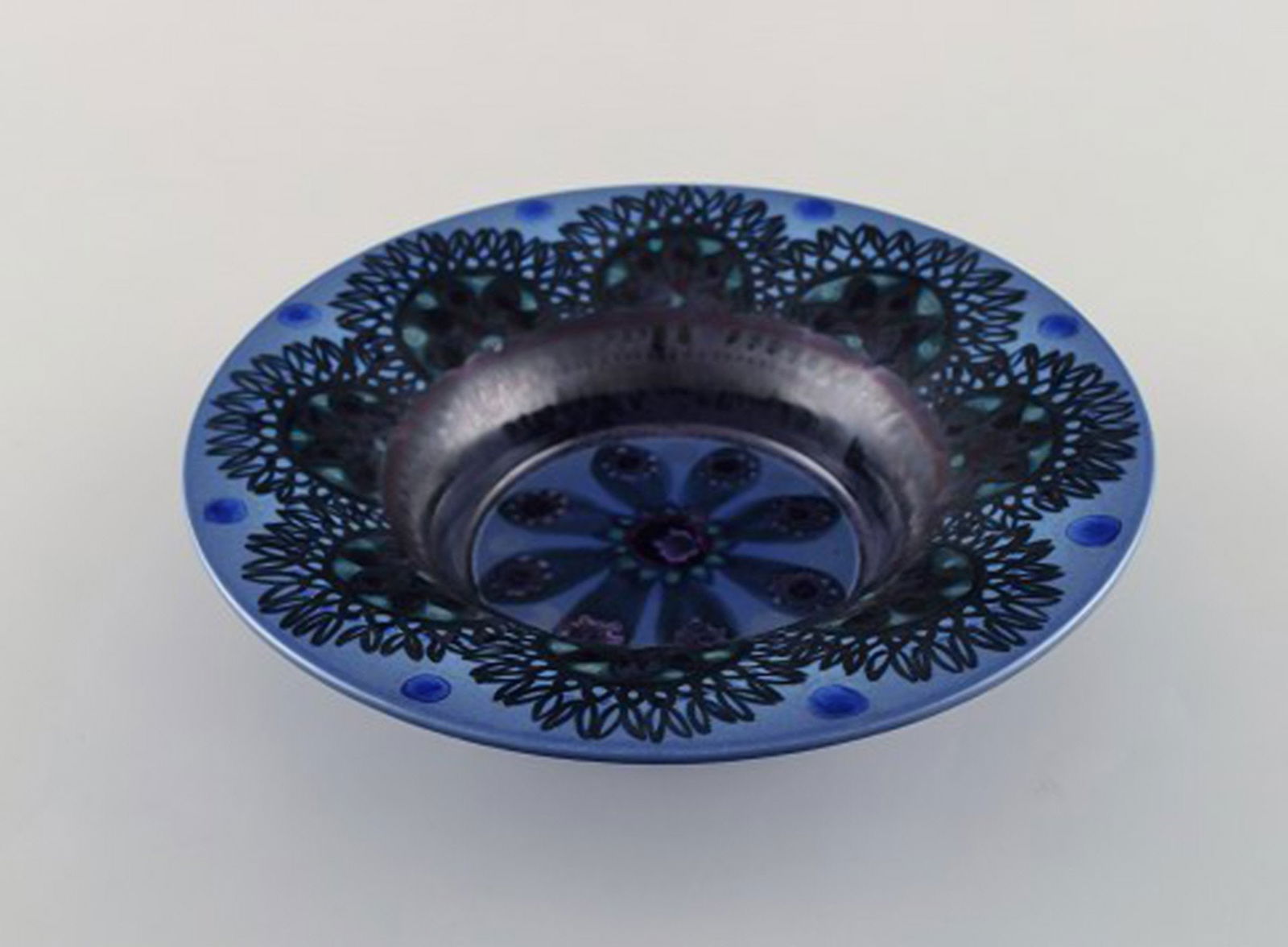 Friedl Holzer Kjellberg for Arabia. Bowl in glazed ceramics. Flowers and beautiful glaze in blue - 4