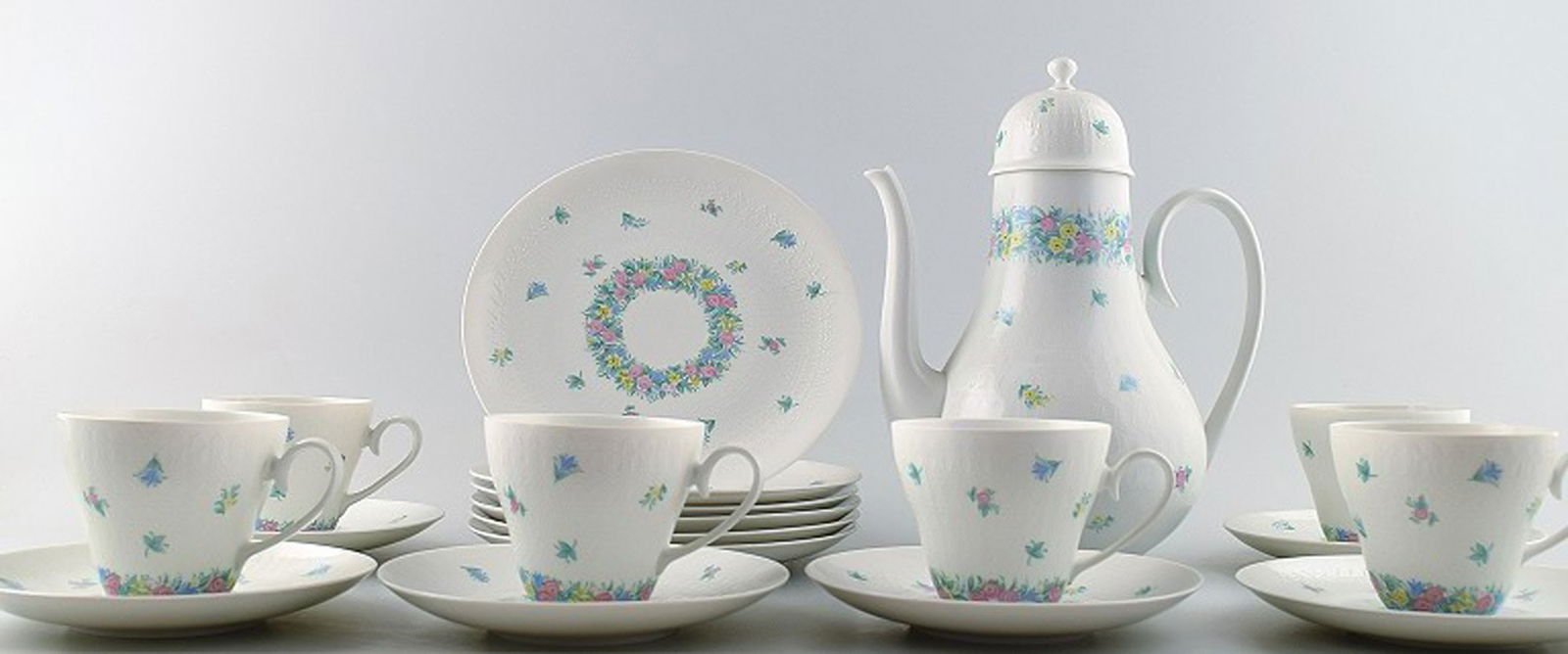 Rosenthal studio line, Wiinblad. 6 persons coffee service with floral decoration. (1 of 3)