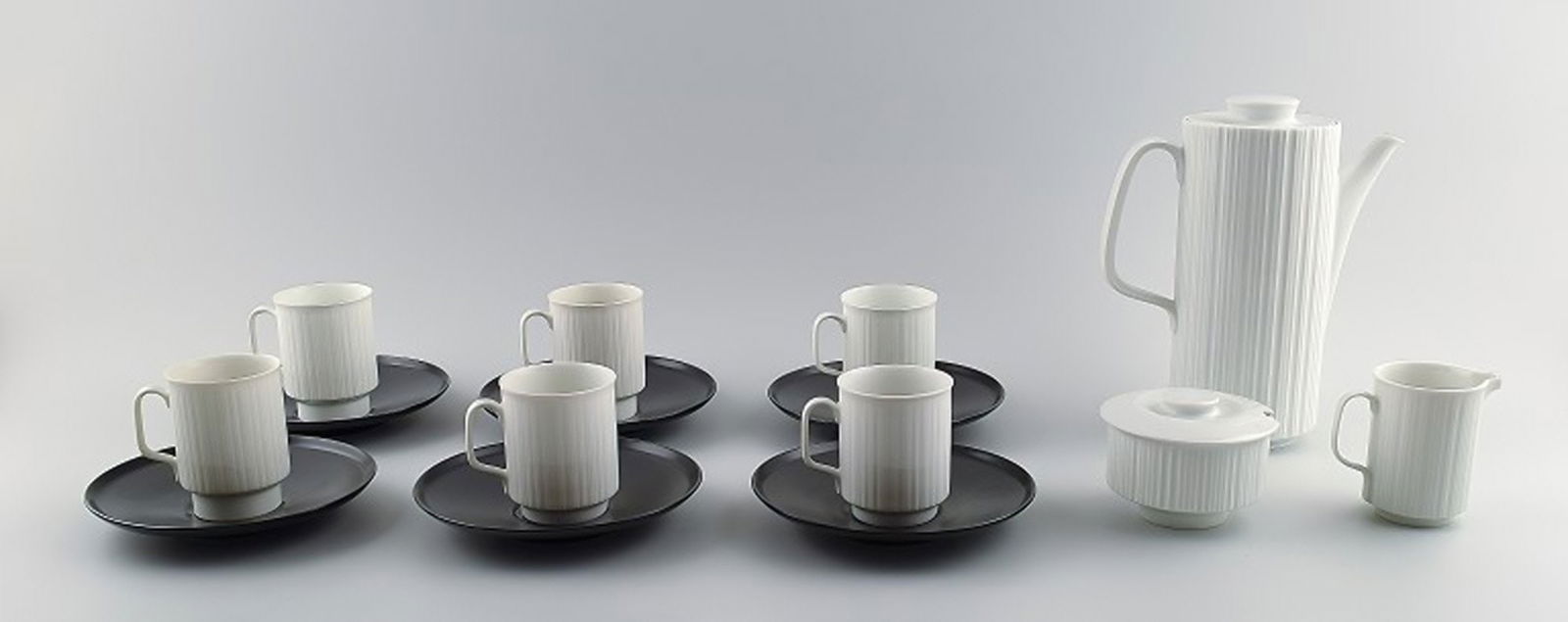 Tapio Wirkkala for Rosenthal Studio-line Porcelaine noire, 6 person mocha service in black and white (1 of 8)