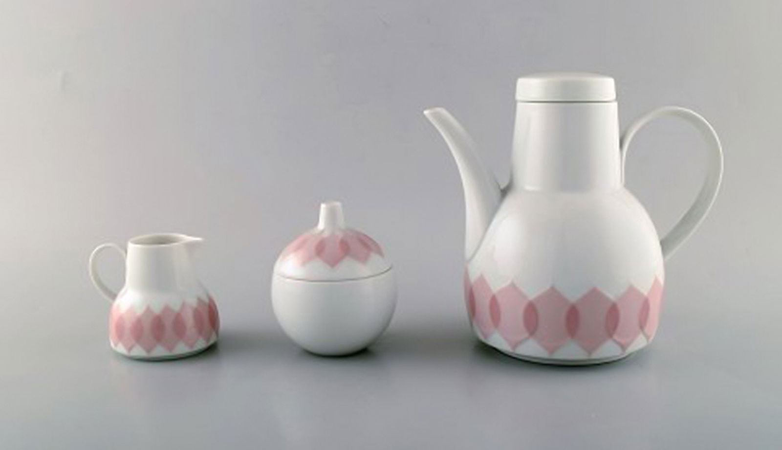 Bjørn Wiinblad for Rosenthal. Pink "Lotus" porcelain coffee service for twelve persons. 1980's. - 2