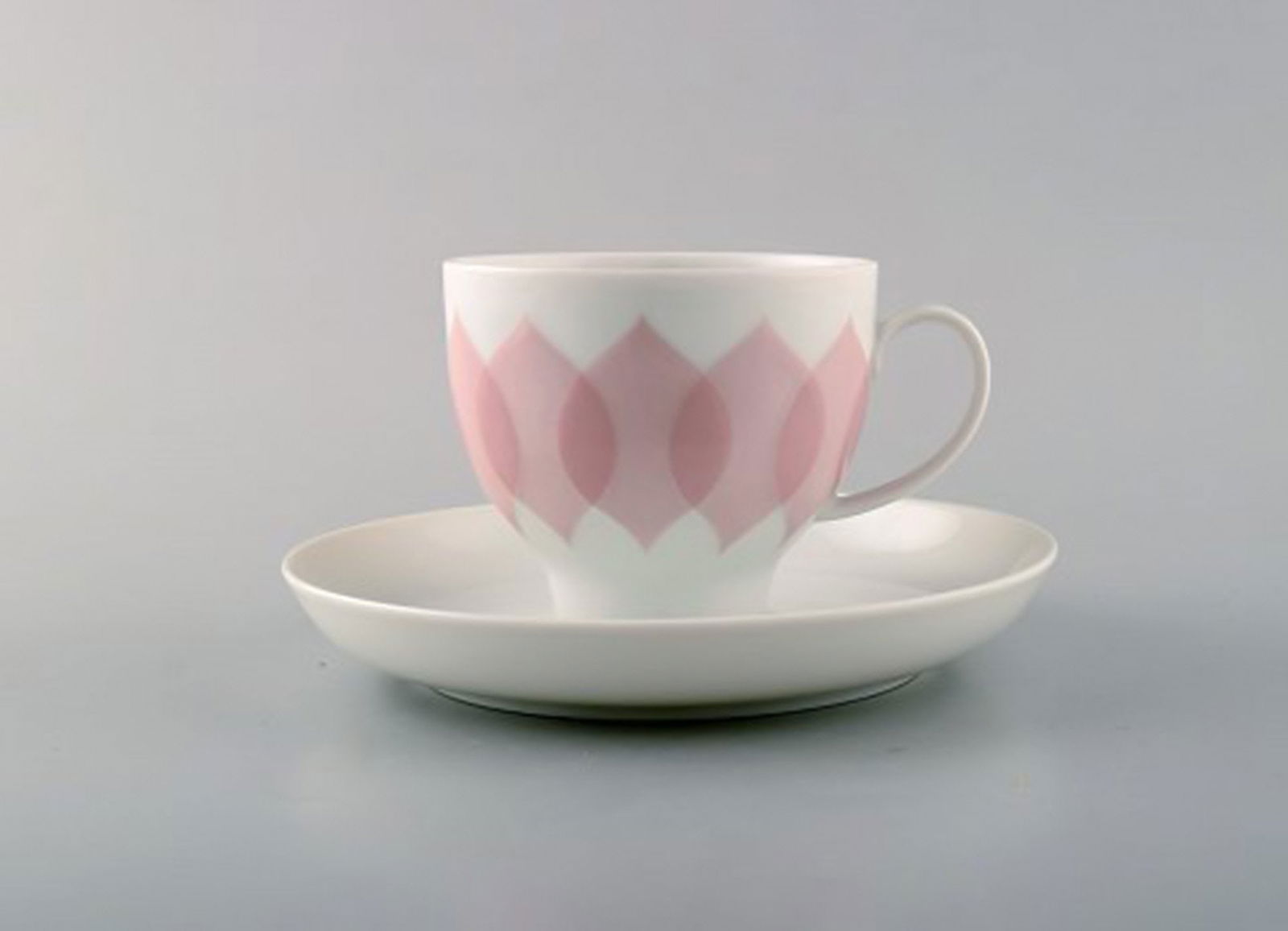 Bjørn Wiinblad for Rosenthal. Pink "Lotus" porcelain coffee service for twelve persons. 1980's. - 3