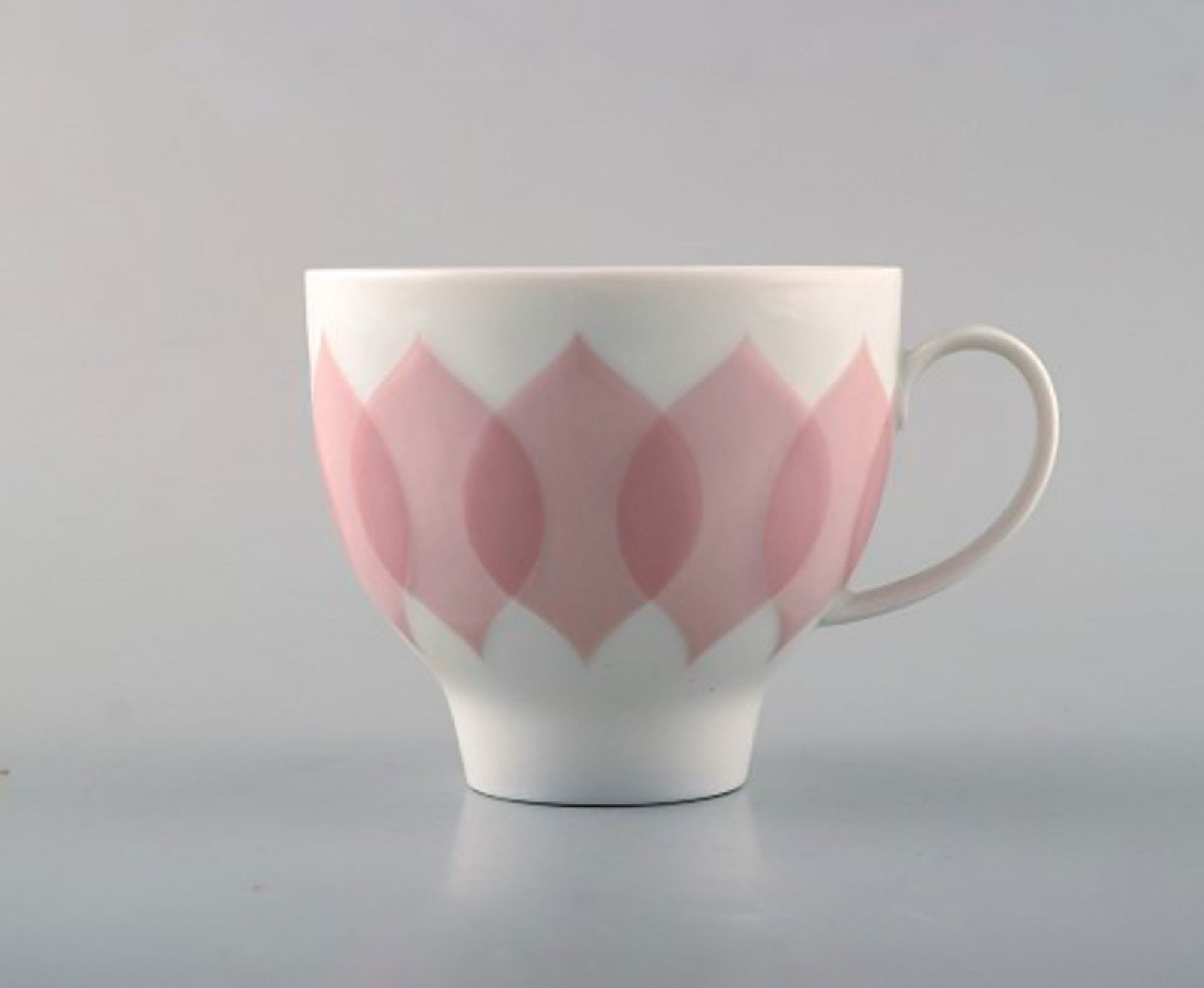 Bjørn Wiinblad for Rosenthal. Pink "Lotus" porcelain coffee service for twelve persons. 1980's. - 4