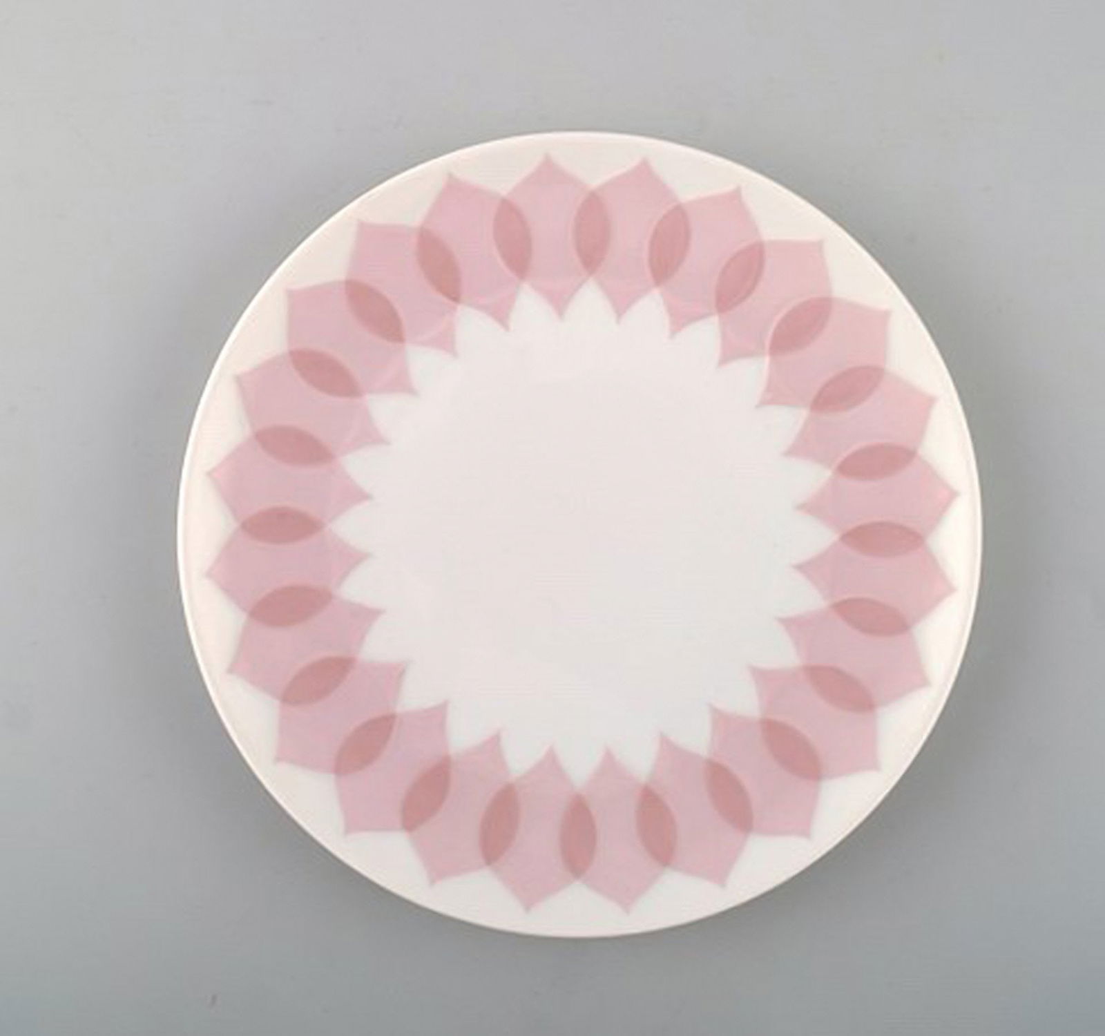 Bjørn Wiinblad for Rosenthal. Pink "Lotus" porcelain coffee service for twelve persons. 1980's. - 5