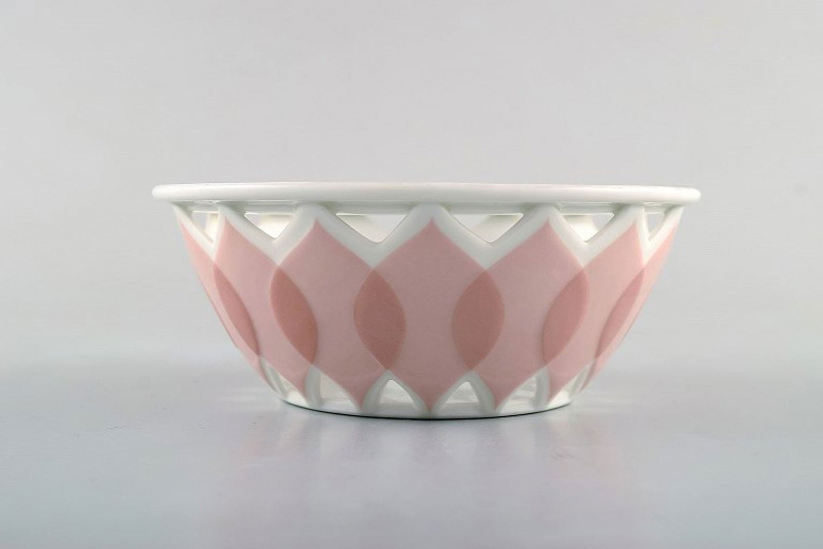 Bjørn Wiinblad for Rosenthal. "Lotus" porcelain service. Pierced bowl decorated with pink lotus (1 of 4)