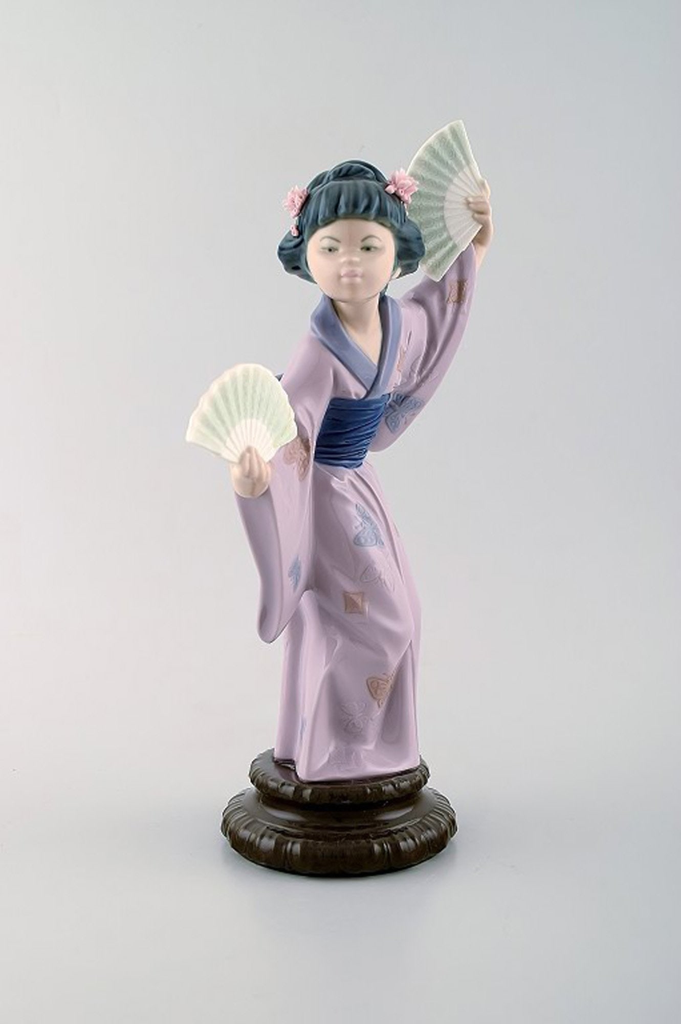 Lladro, Spain. Large figure in glazed porcelain. Geisha with fans. 20th century. (1 of 8)