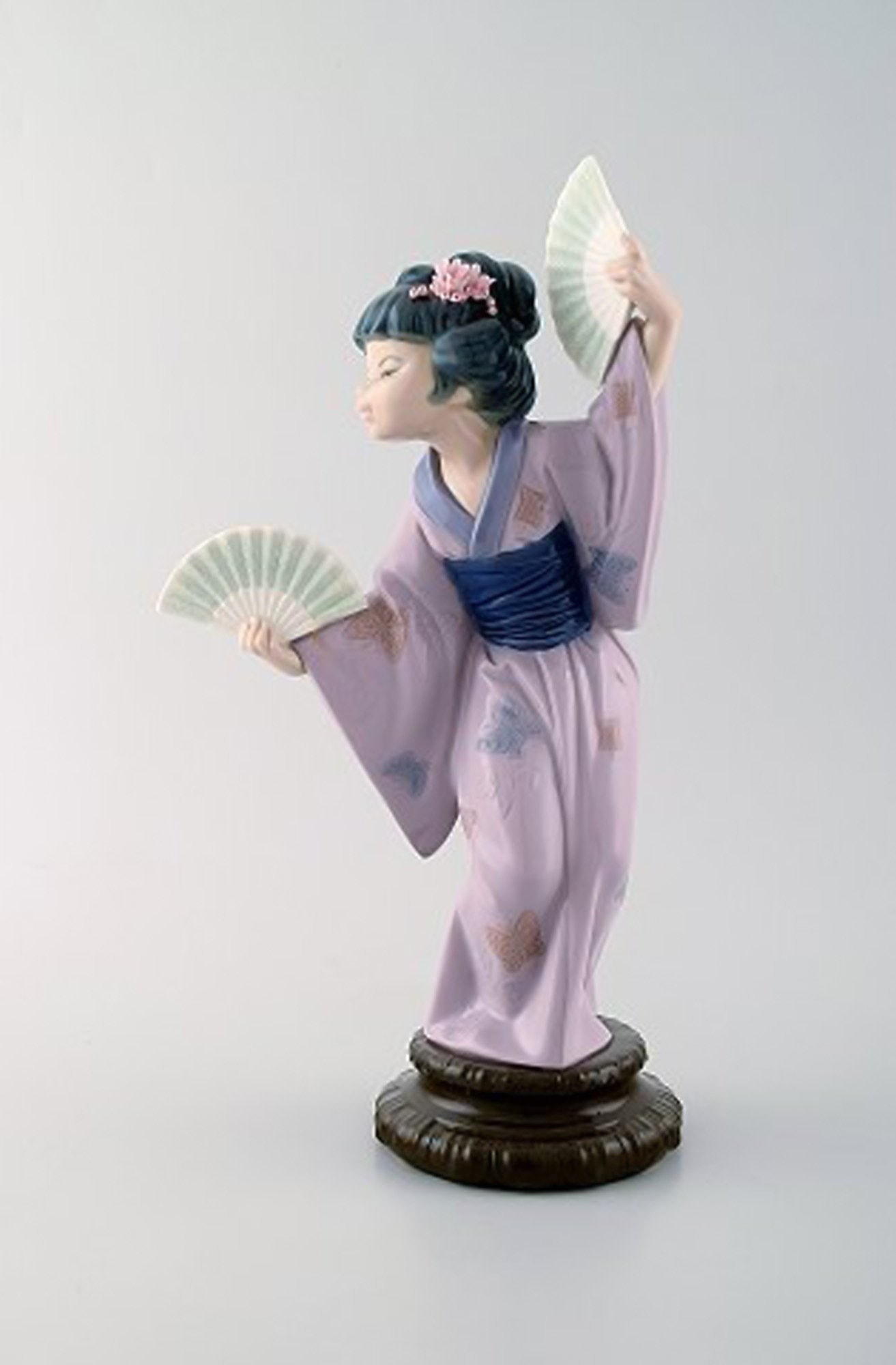 Lladro, Spain. Large figure in glazed porcelain. Geisha with fans. 20th century. - 2