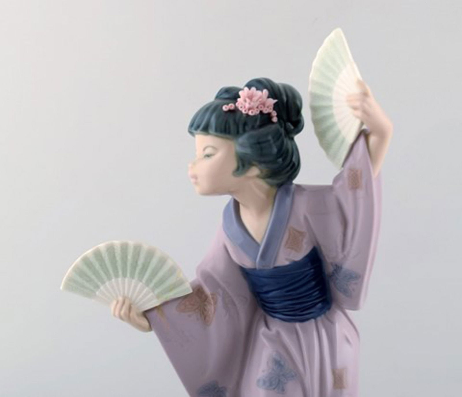 Lladro, Spain. Large figure in glazed porcelain. Geisha with fans. 20th century. - 3