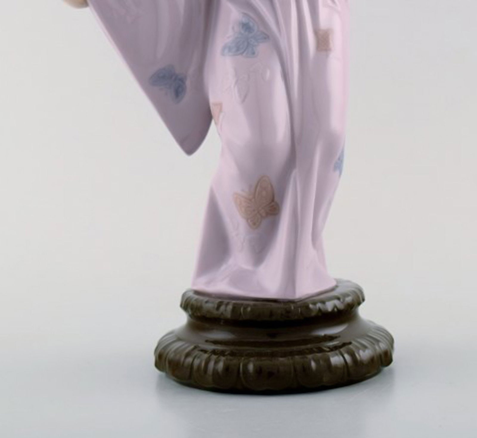 Lladro, Spain. Large figure in glazed porcelain. Geisha with fans. 20th century. - 4