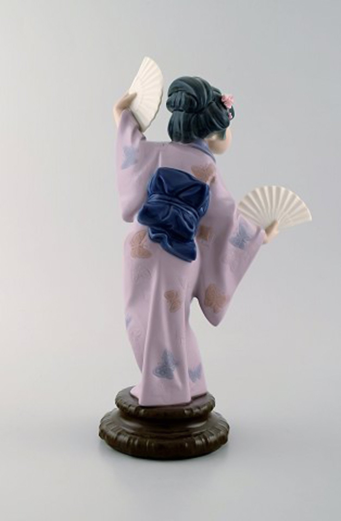 Lladro, Spain. Large figure in glazed porcelain. Geisha with fans. 20th century. - 6