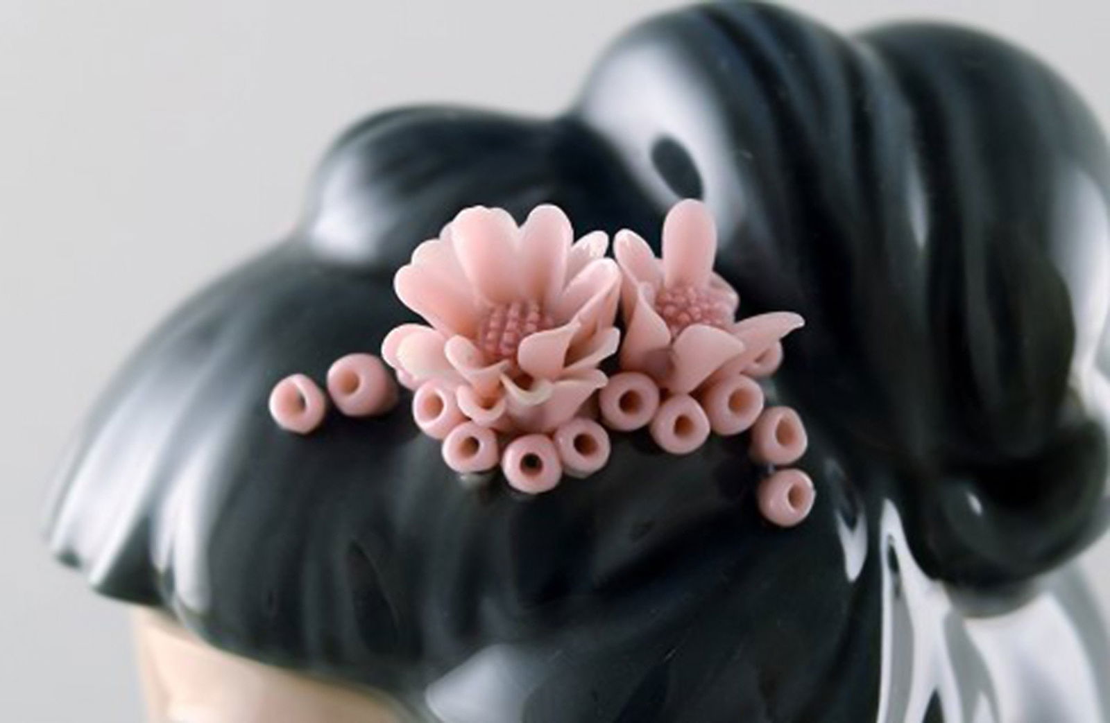 Lladro, Spain. Large figure in glazed porcelain. Geisha with fans. 20th century. - 7