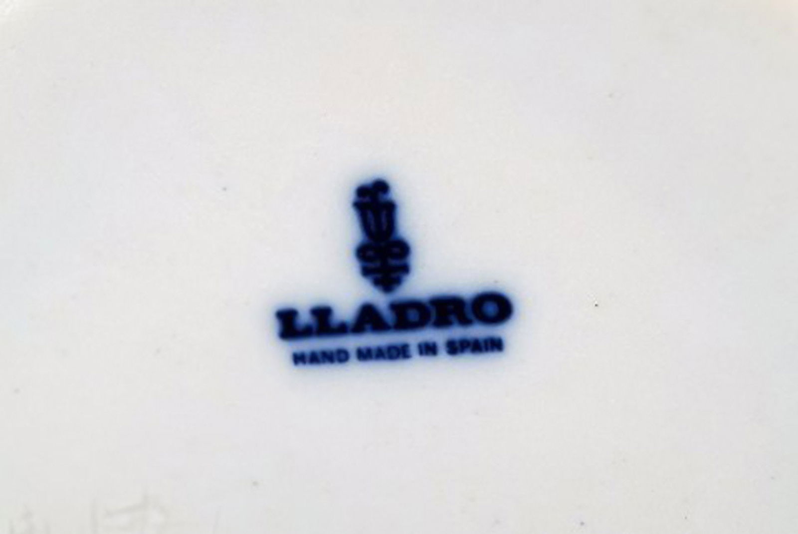 Lladro, Spain. Large figure in glazed porcelain. Geisha with fans. 20th century. - 8