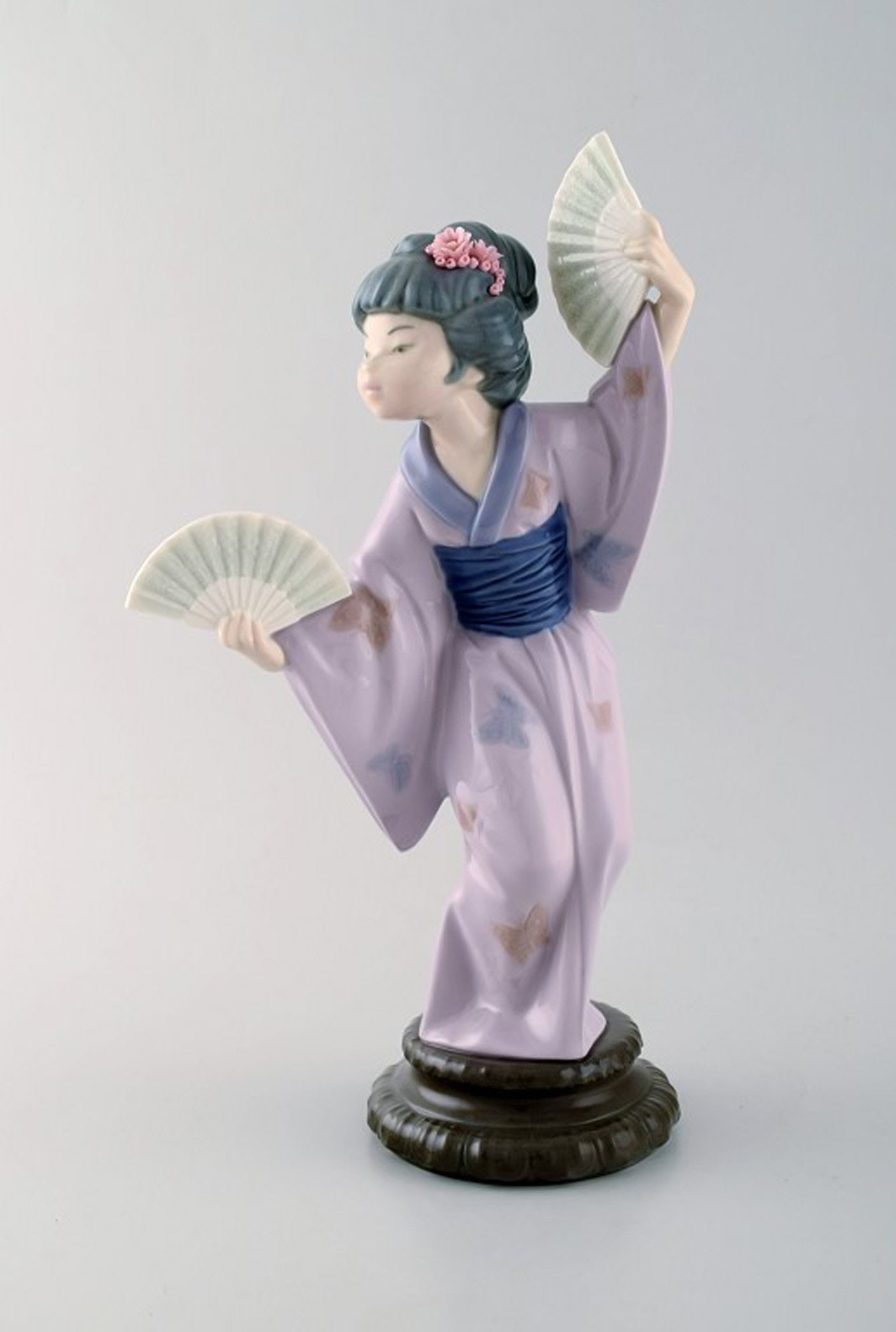 Lladro, Spain. Large figure in glazed porcelain. Geisha with fans. 20th century. (1 of 7)