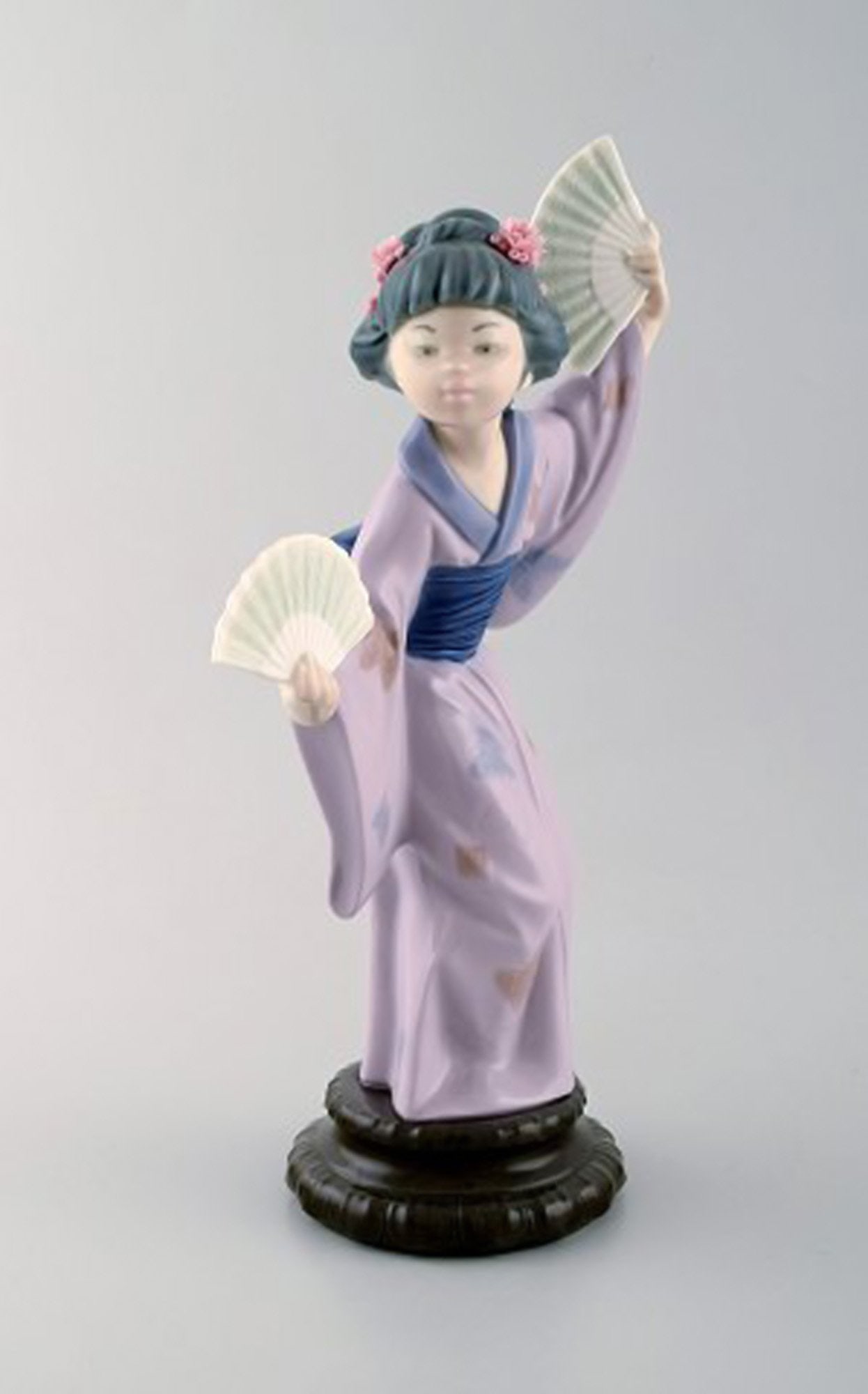 Lladro, Spain. Large figure in glazed porcelain. Geisha with fans. 20th century. - 2