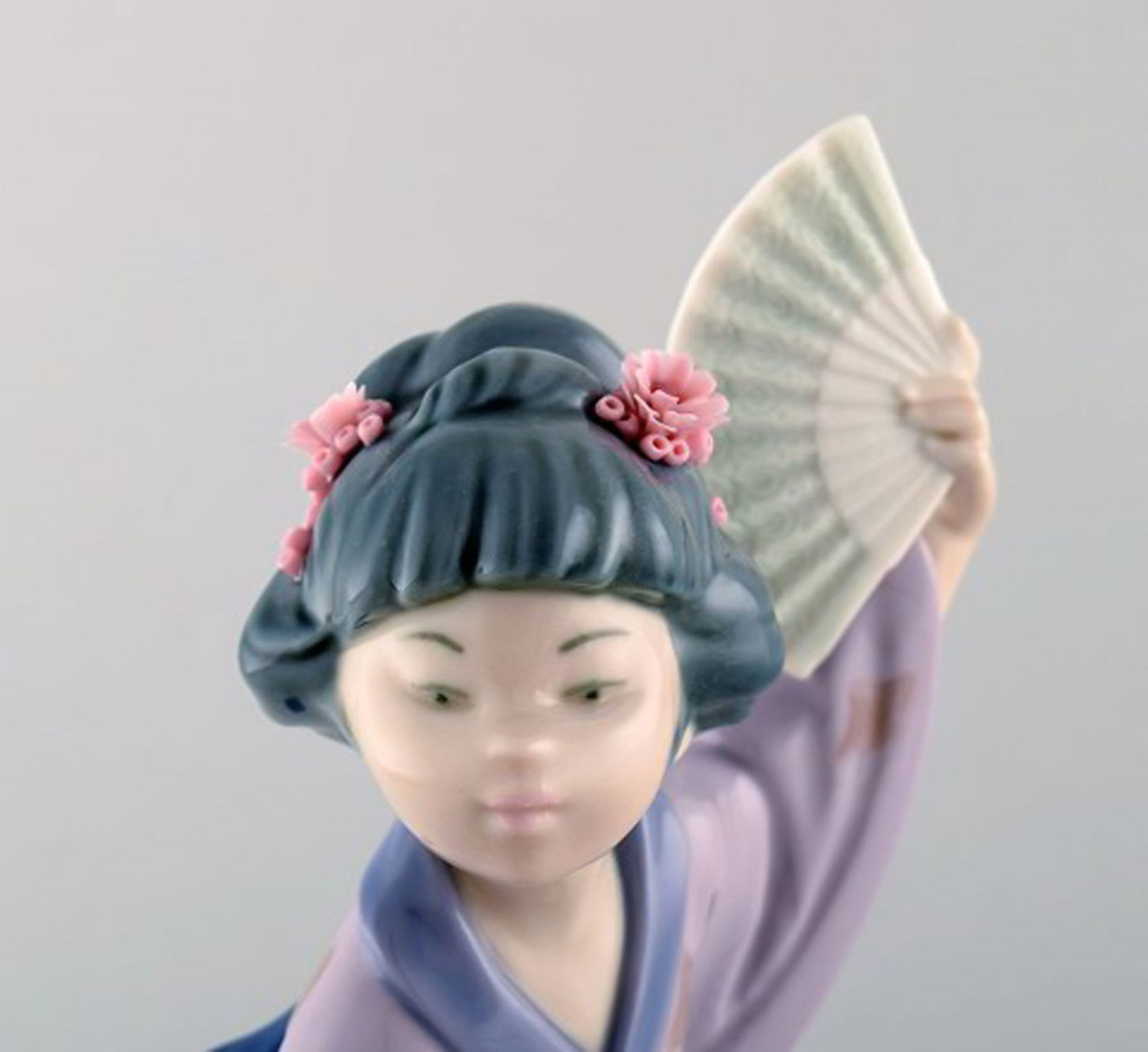 Lladro, Spain. Large figure in glazed porcelain. Geisha with fans. 20th century. - 3