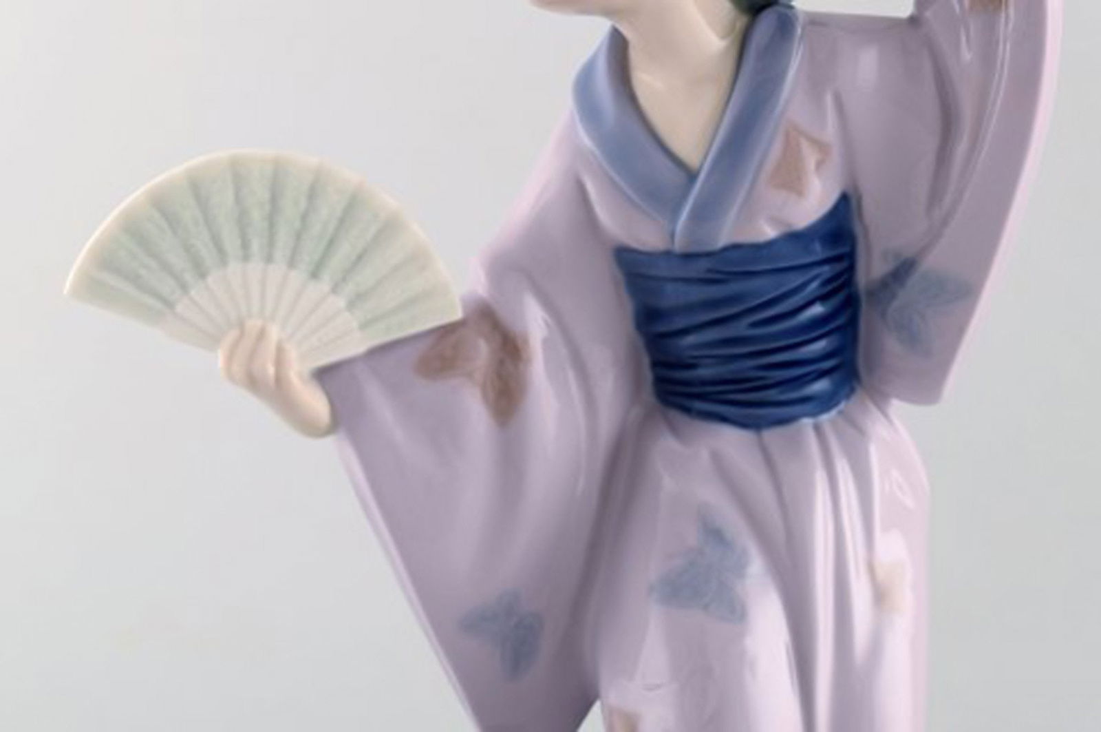Lladro, Spain. Large figure in glazed porcelain. Geisha with fans. 20th century. - 4