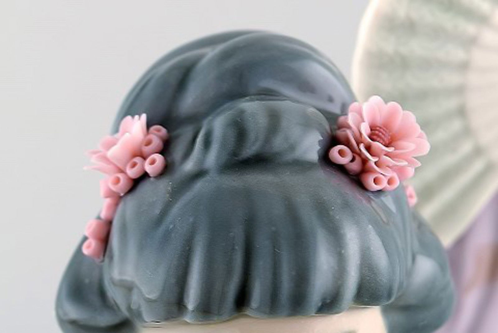 Lladro, Spain. Large figure in glazed porcelain. Geisha with fans. 20th century. - 5