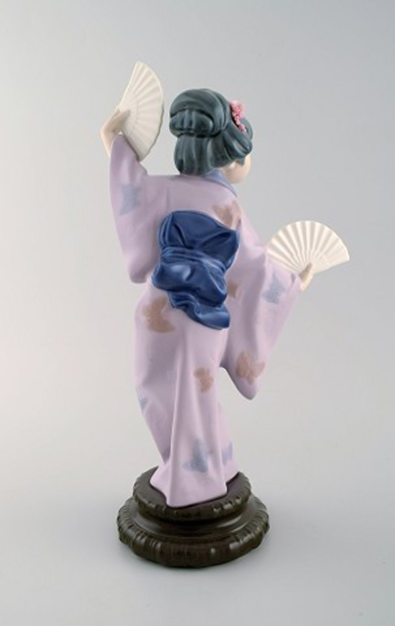 Lladro, Spain. Large figure in glazed porcelain. Geisha with fans. 20th century. - 6