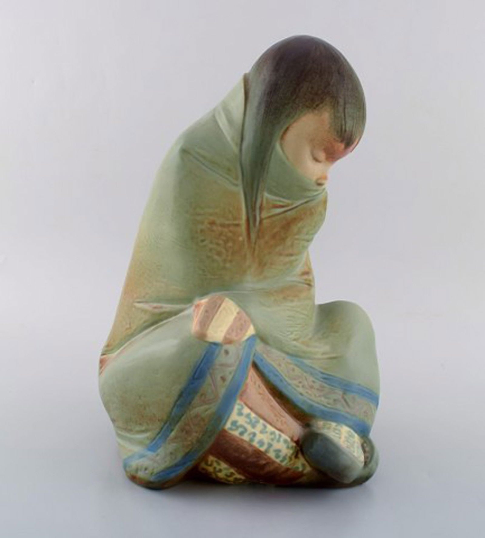 Lladro, Spain. Large sculpture in glazed ceramics. Sitting girl. 1980s. - 4