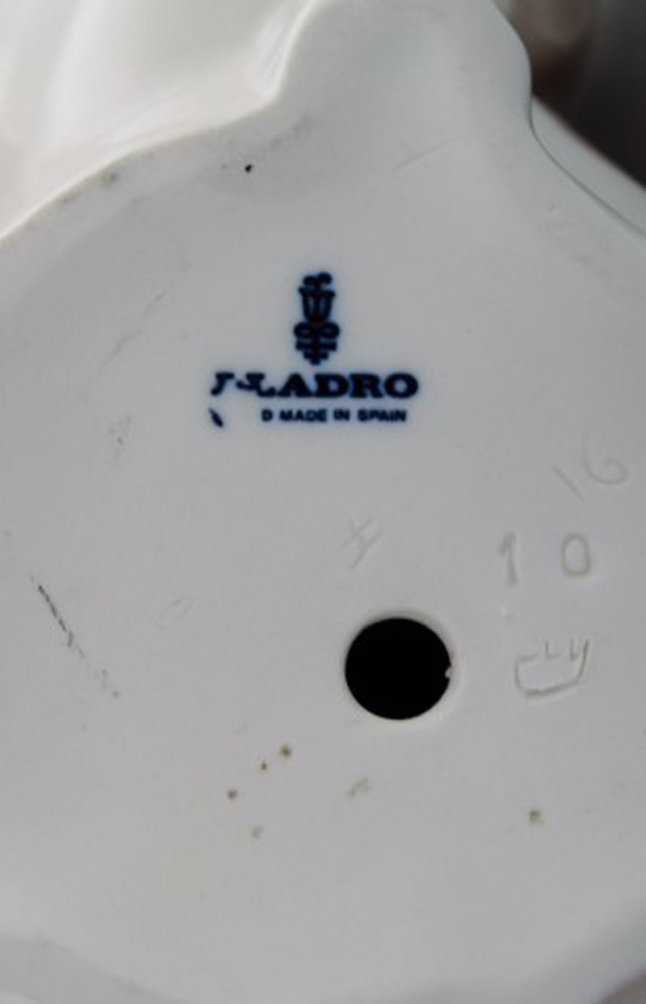 Lladro, Spain. Figure in glazed porcelain. Puppy and snail. 1980's. - 6