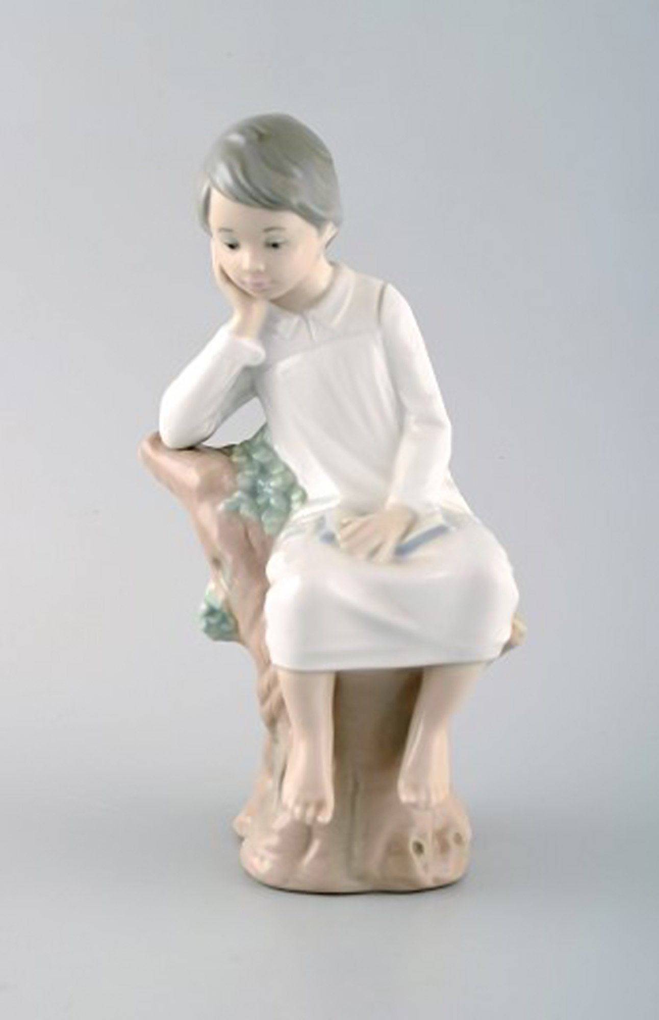 Lladro and Nao, Spain. Four porcelain figurines of children. 1980 / 90's. - 4