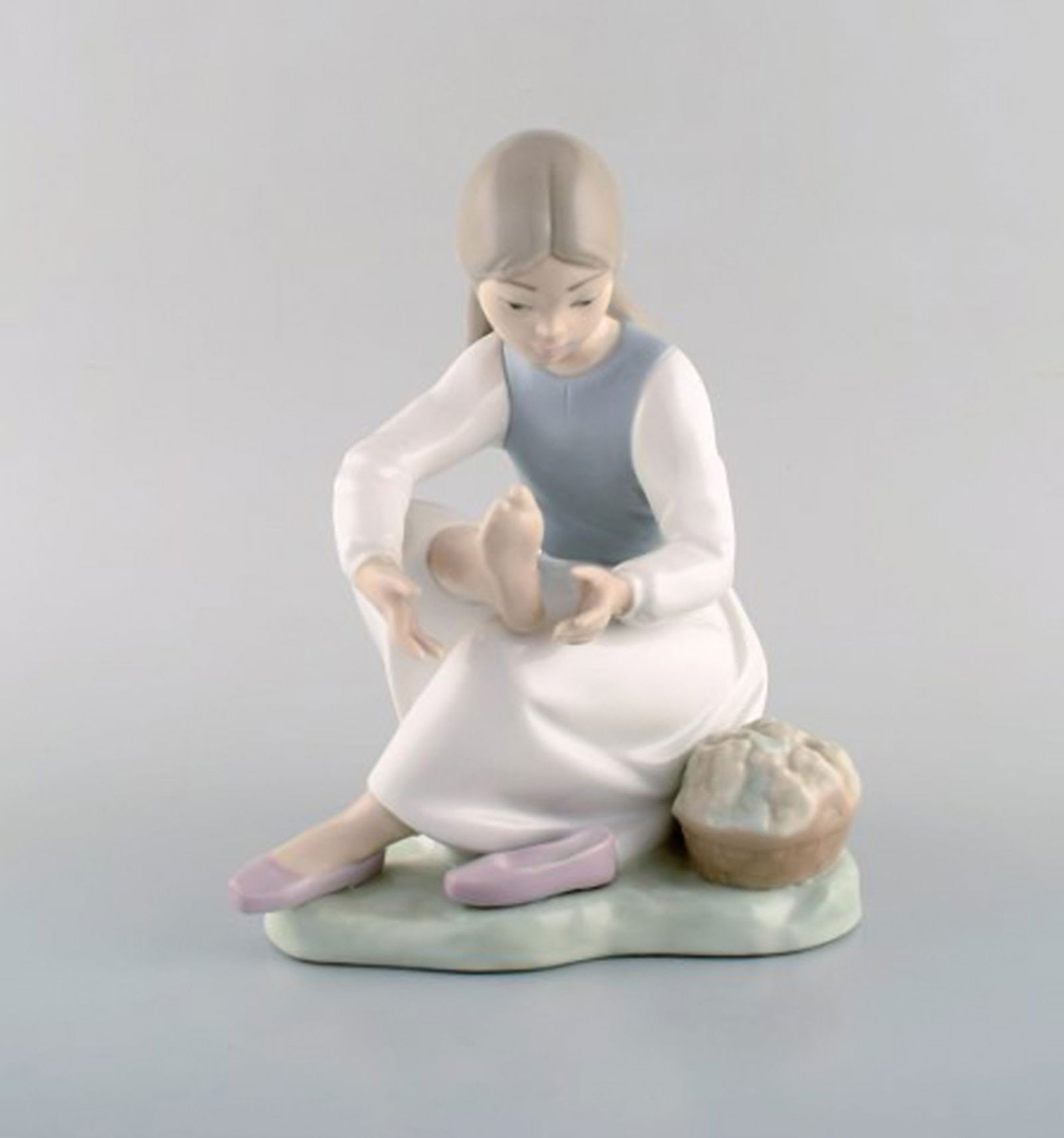 Lladro and Nao, Spain. Four porcelain figurines of children. 1980 / 90's. - 8